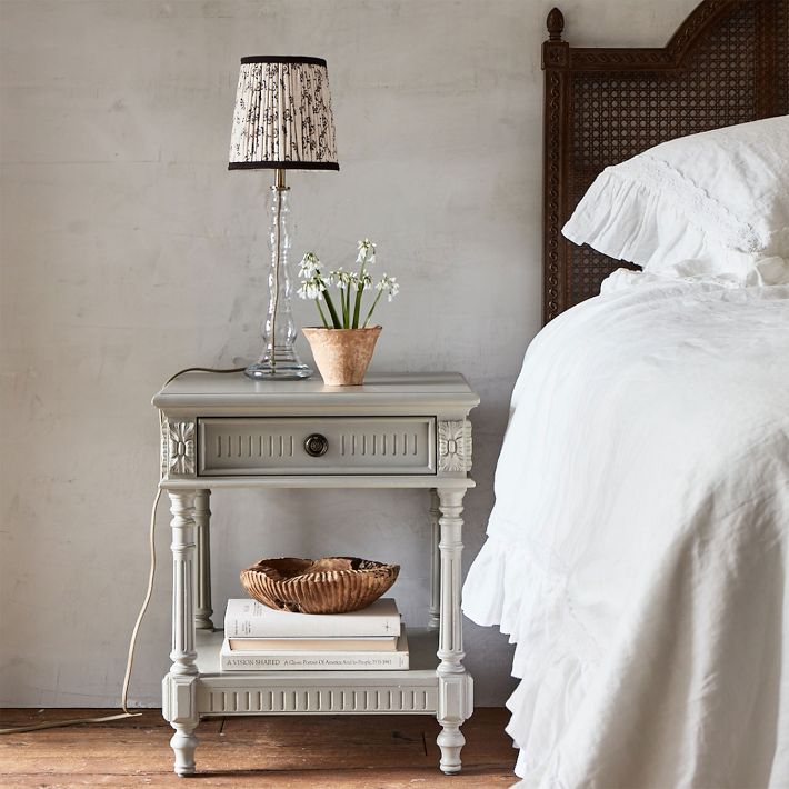 ナイトショット　英語レリーフ1st3枚セット Darcy Carved Nightstand | Greenrow